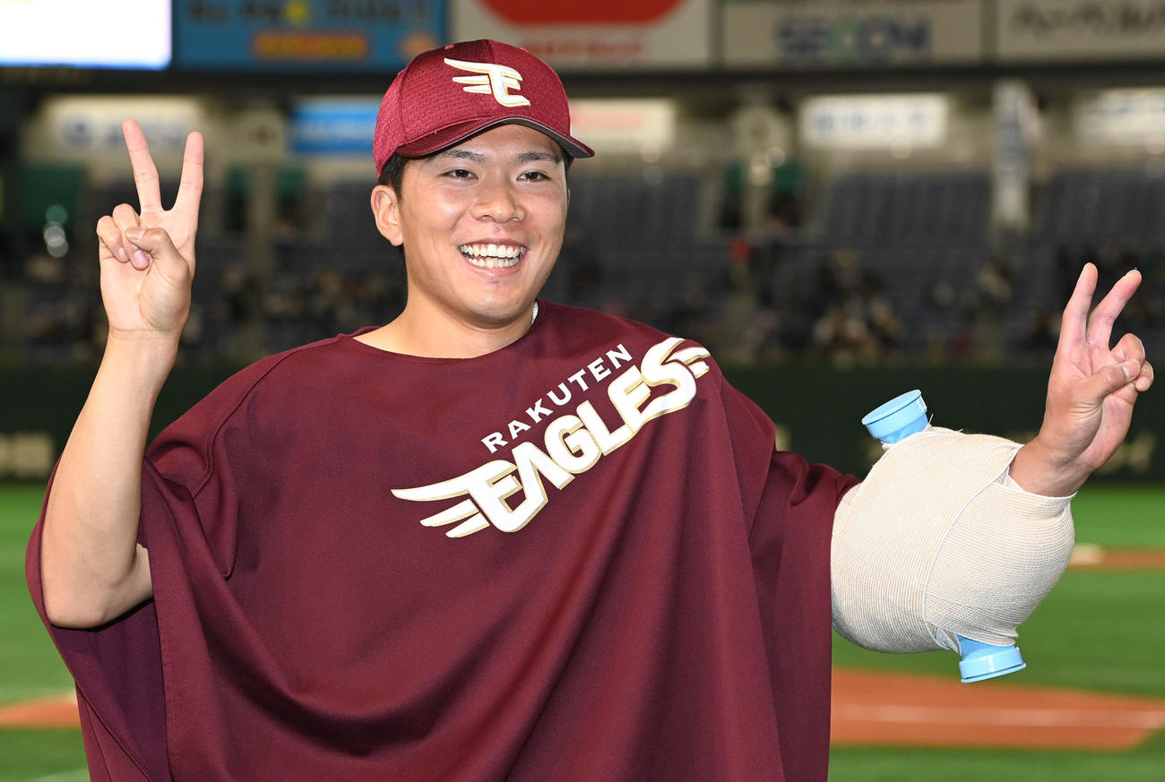 18日、日本ハム戦で2勝目を挙げて笑顔を見せる楽天早川