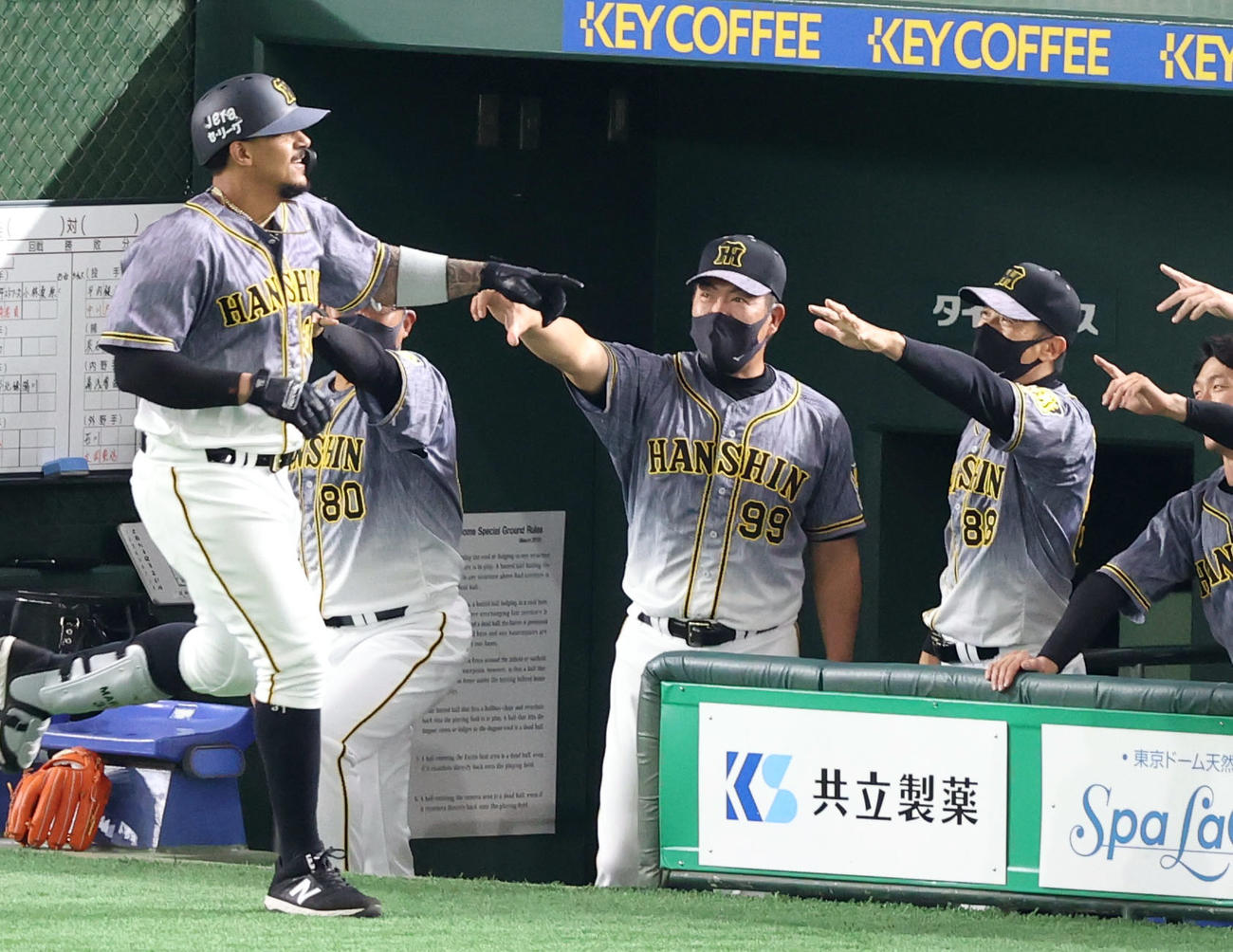 巨人対阪神　1回表阪神2死、先制ソロ本塁打を放ったマルテ（左）を迎える矢野監督（右）ら阪神ベンチ（撮影・狩俣裕三）