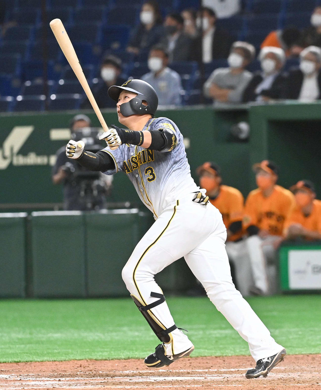 巨人対阪神　9回表阪神1死一塁、左越え2点本塁打を放つ大山（撮影・上田博志）