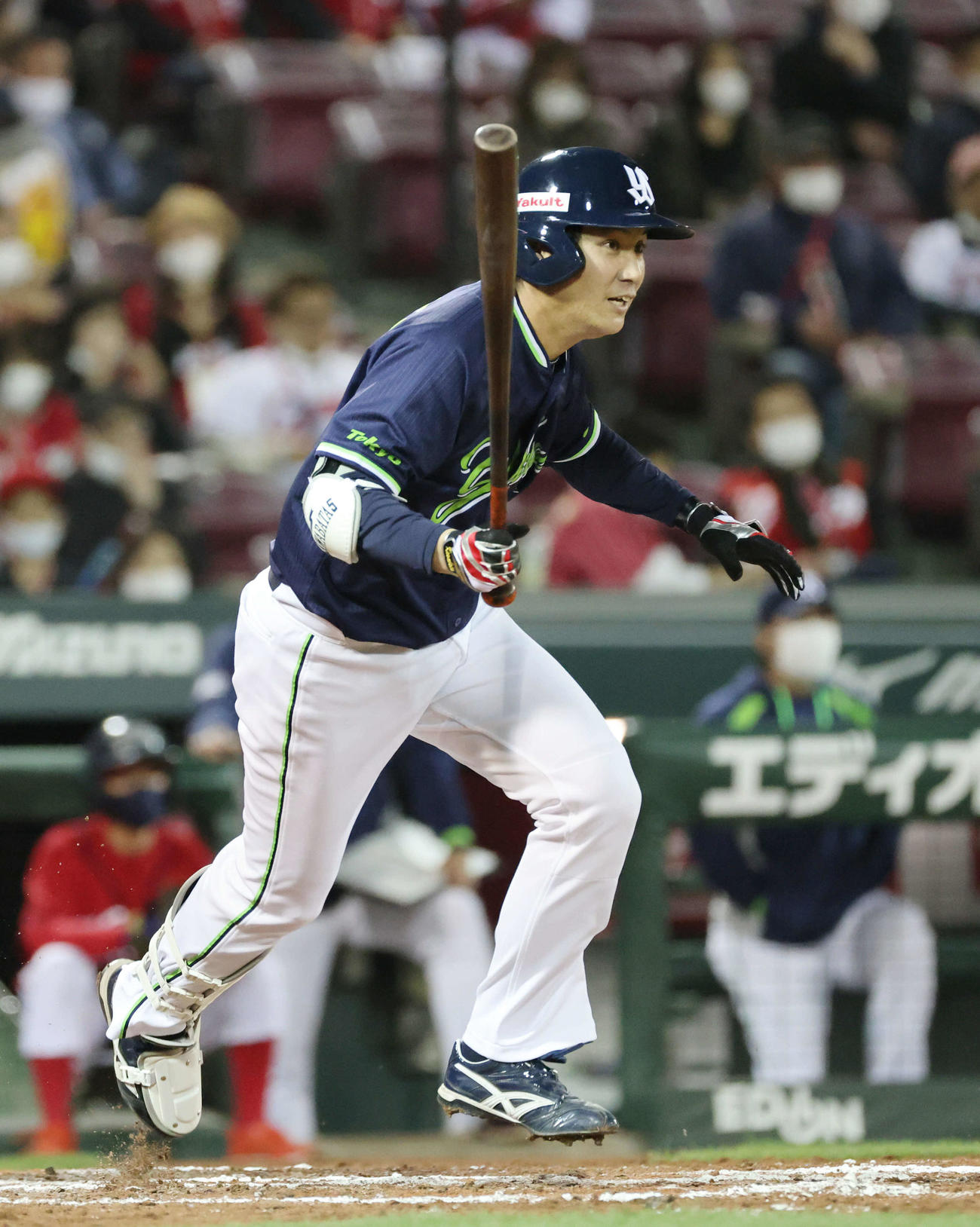 広島対ヤクルト　7回表ヤクルト1死三塁、代打川端は右前勝ち越し適時打を放つ（撮影・加藤孝規）