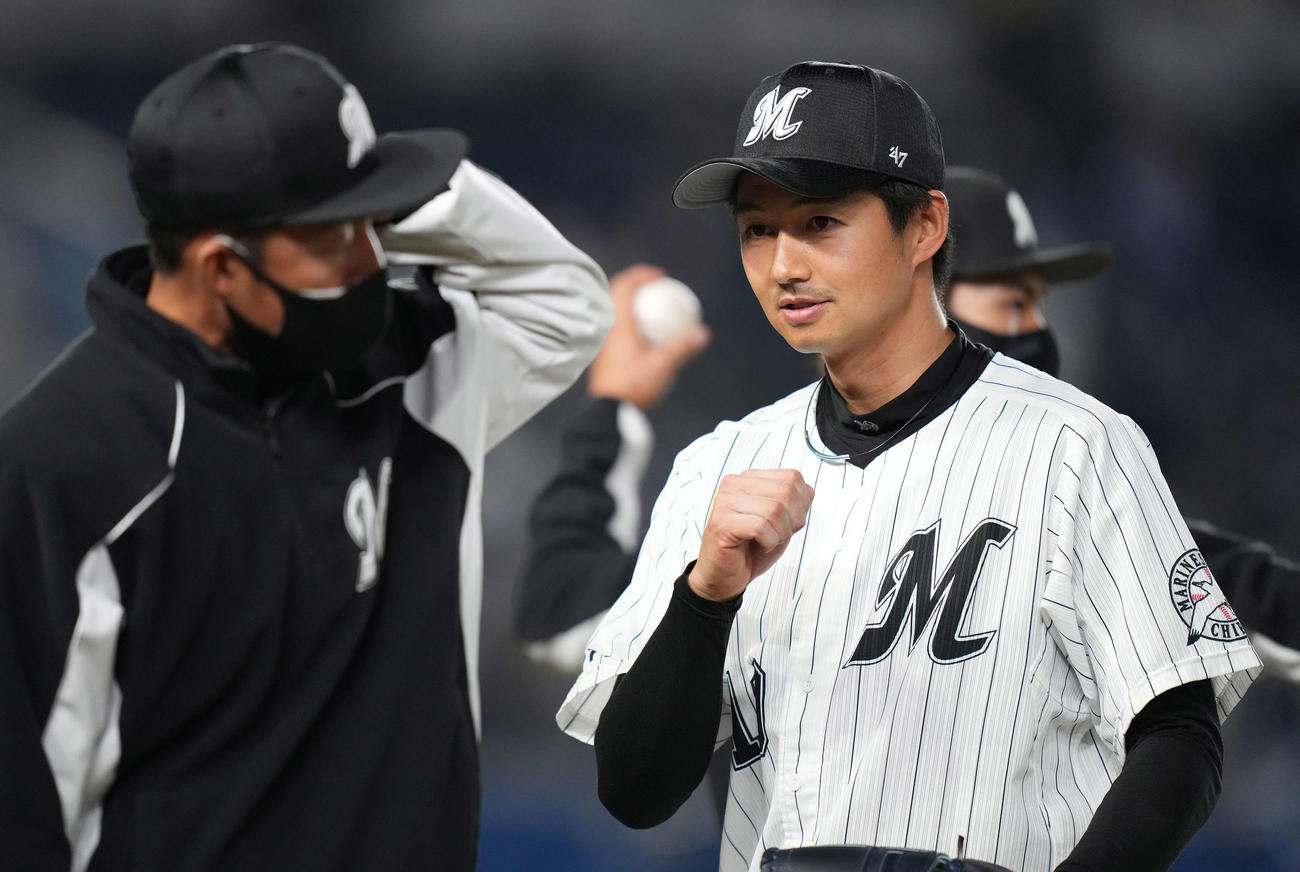ロッテ対日本ハム　8回表を無失点に抑えベンチへ戻るロッテ唐川（右）（撮影・鈴木みどり）