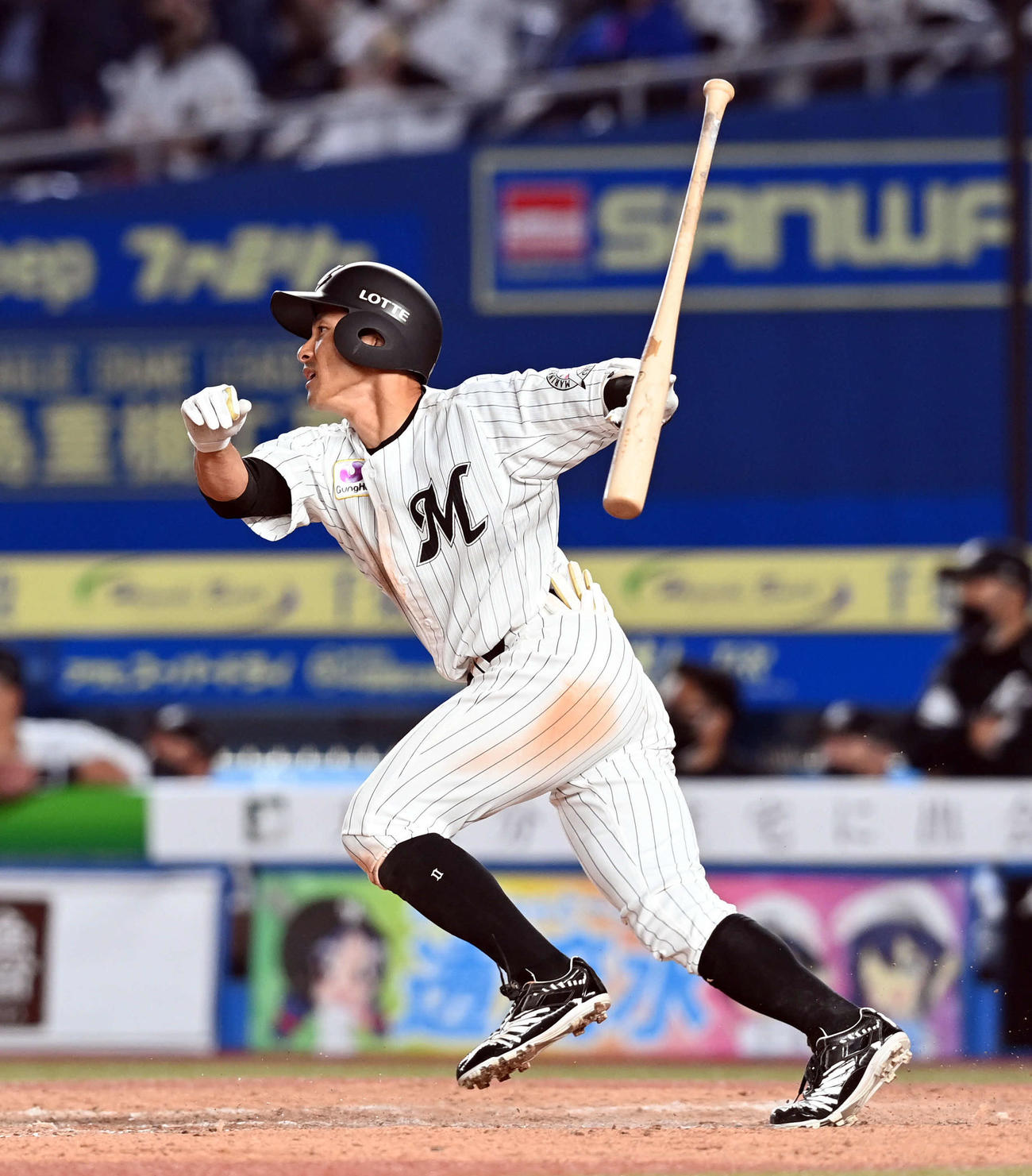ロッテ対日本ハム　8回裏ロッテ2死二塁、右越えに適時三塁打を放つ荻野（撮影・たえ見朱実）