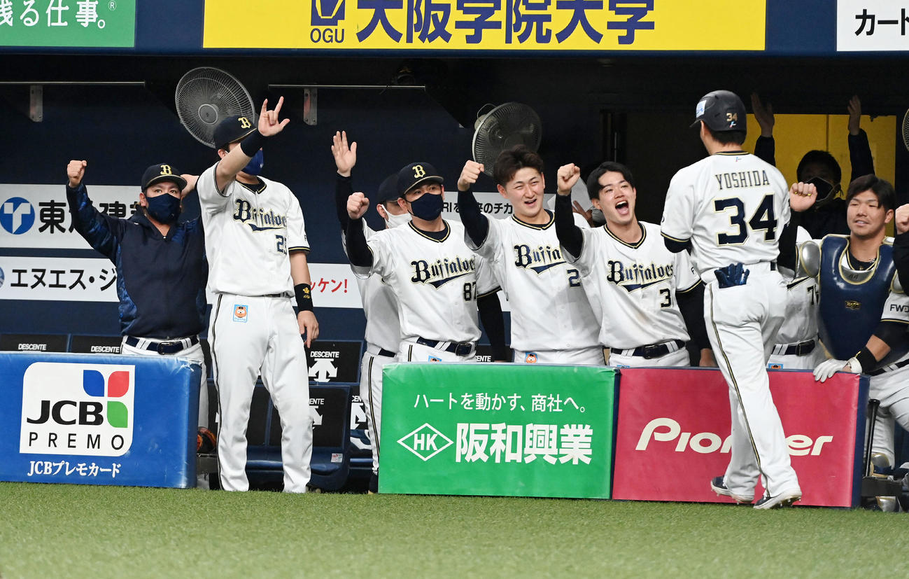 オリックス対西武　6回裏オリックス2死、右越え本塁打を放った吉田正（右）を迎えるオリックスナイン（撮影・前岡正明）