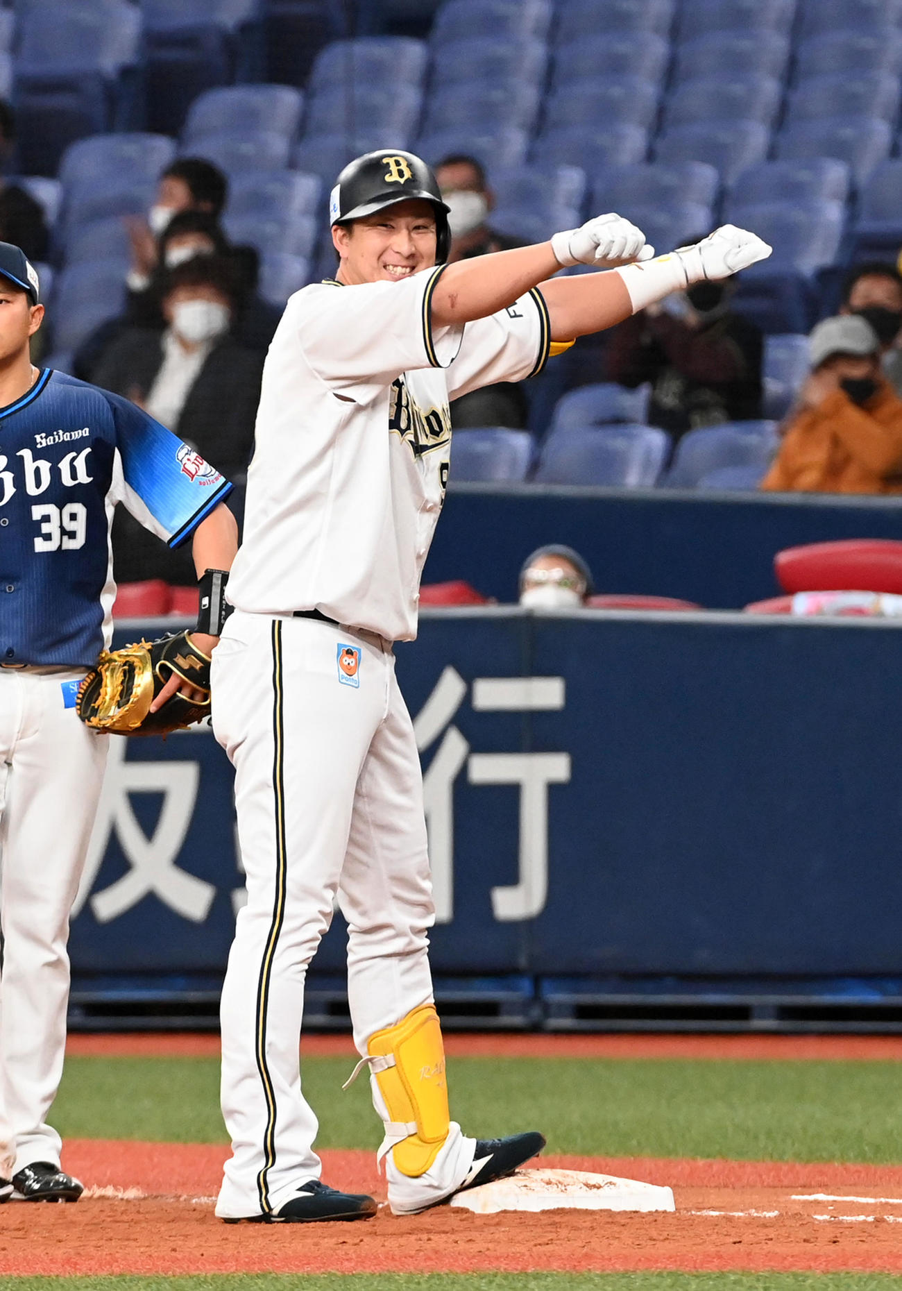 オリックス対西武　5回裏オリックス2死一、二塁、杉本は右翼線に勝ち越し適時打を放ちガッツポーズ（撮影・前岡正明）