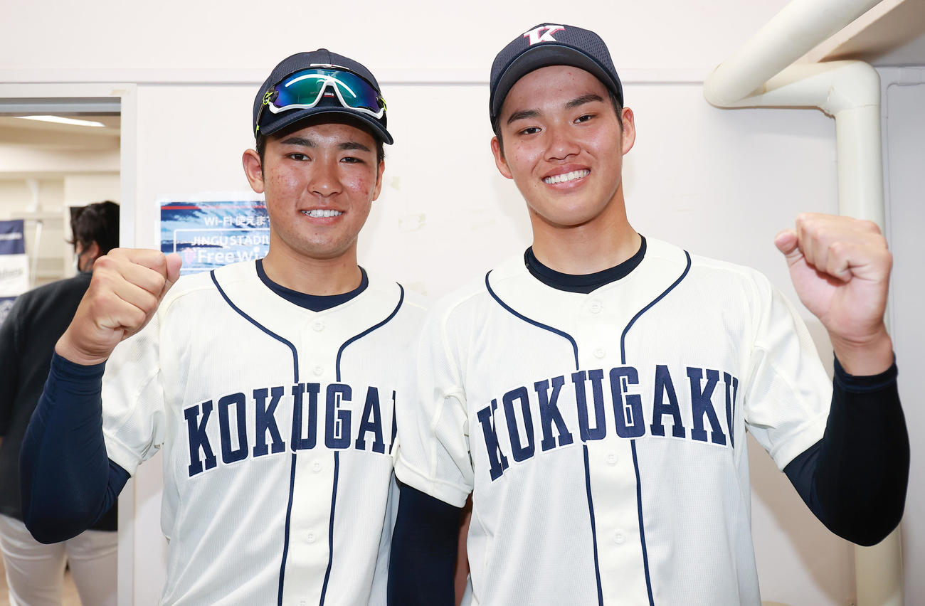 国学院大対青学大　国学院大の1年生コンビ、伊東（左）と坂口は、勝利に笑顔でガッツポーズ（撮影・野上伸悟）