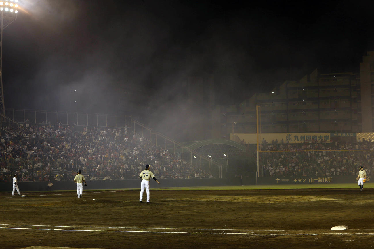2015年5月19日のソフトバンク対オリックス戦の7回、花火の煙で試合が一時中断
