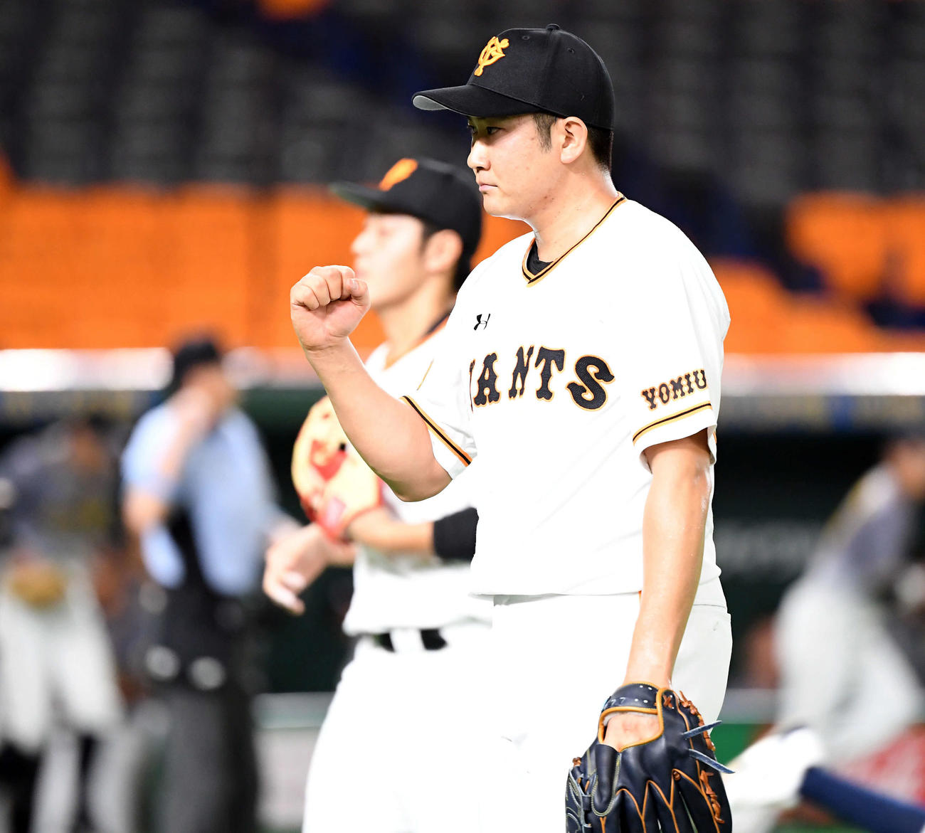 巨人対阪神　初回を無失点に抑えガッツポーズを決める巨人の先発菅野（撮影・たえ見朱実）