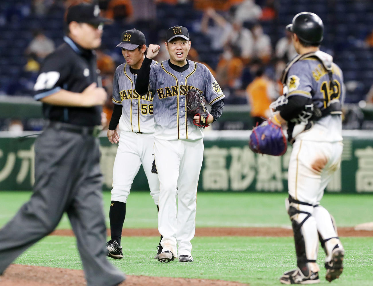 巨人対阪神　2試合連続完封勝ちの西勇は坂本（右）に向かってガッツポーズを見せる（撮影・加藤哉）
