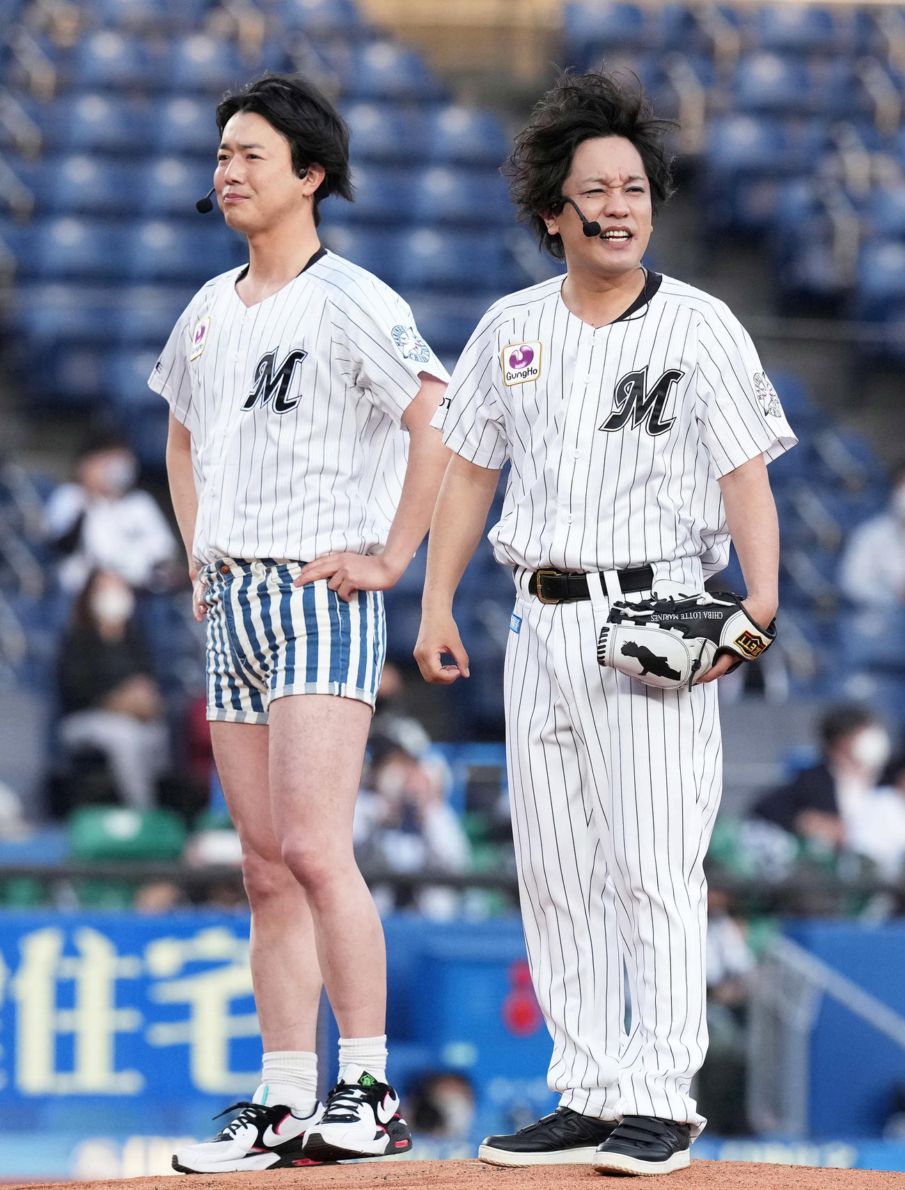 ファーストピッチセレモニーに登場したぺこぱの松陰寺太勇（右）とホットパンツ姿のシュウペイ（撮影・鈴木みどり）