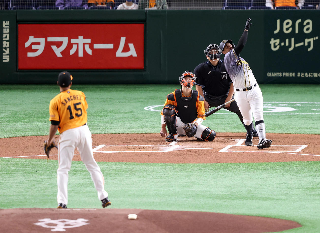巨人対阪神　1回表阪神2死、先制ソロ本塁打を放つマルテ。投手サンチェス（撮影・狩俣裕三）