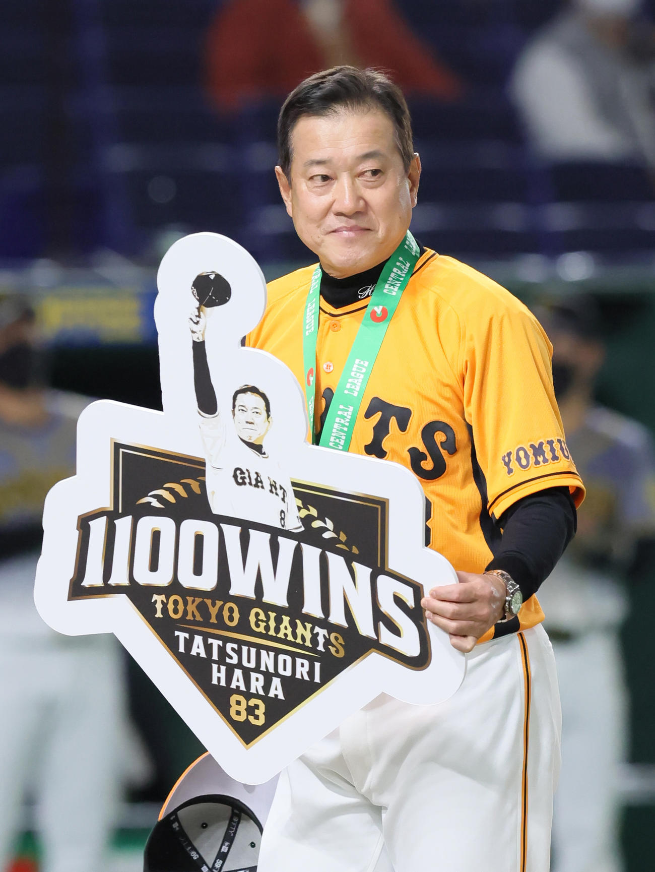 試合前、監督通算1100勝の表彰を受ける巨人原監督（撮影・足立雅史）