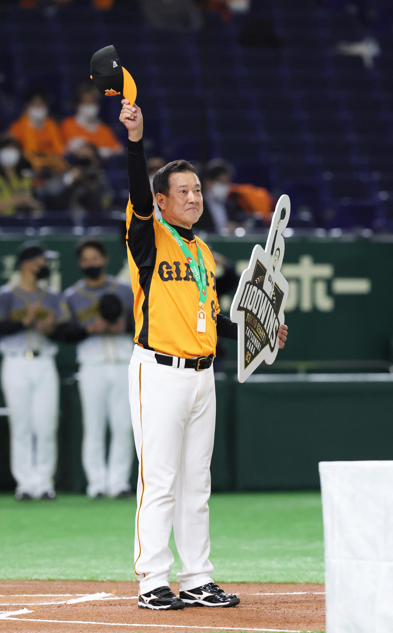 試合前、監督通算1100勝の表彰を受ける巨人原監督（撮影・足立雅史）