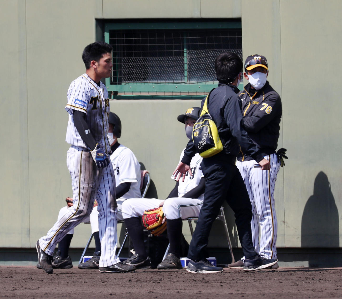 阪神対ソフトバンク　5回裏阪神無死一塁、高寺望夢はけん制球を受けベンチへ引き揚げる。右は平田勝男2軍監督（代表撮影）
