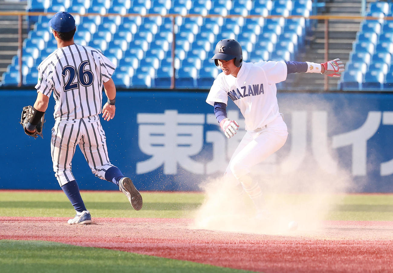 立正大対駒大　9回裏駒大1死満塁、大森の打球を遊撃手が二塁に送球も、浦口（右）がセーフとなり、野選でサヨナラ勝ちを呼んだ（撮影・野上伸悟）