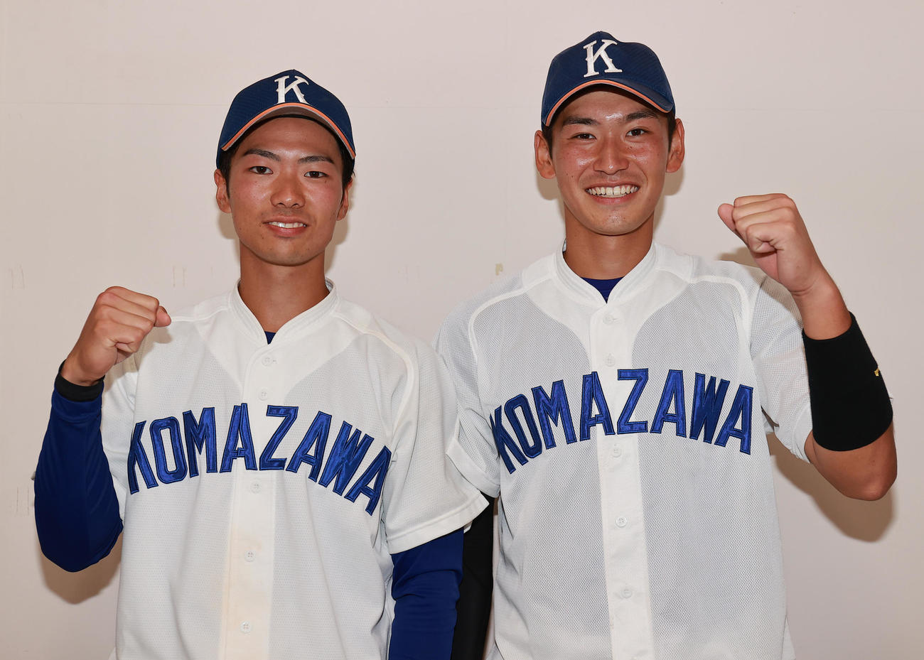 立正大対駒大　サヨナラ勝ちに笑顔でガッツポーズの駒大・浦口（左）と新田主将（撮影・野上伸悟）