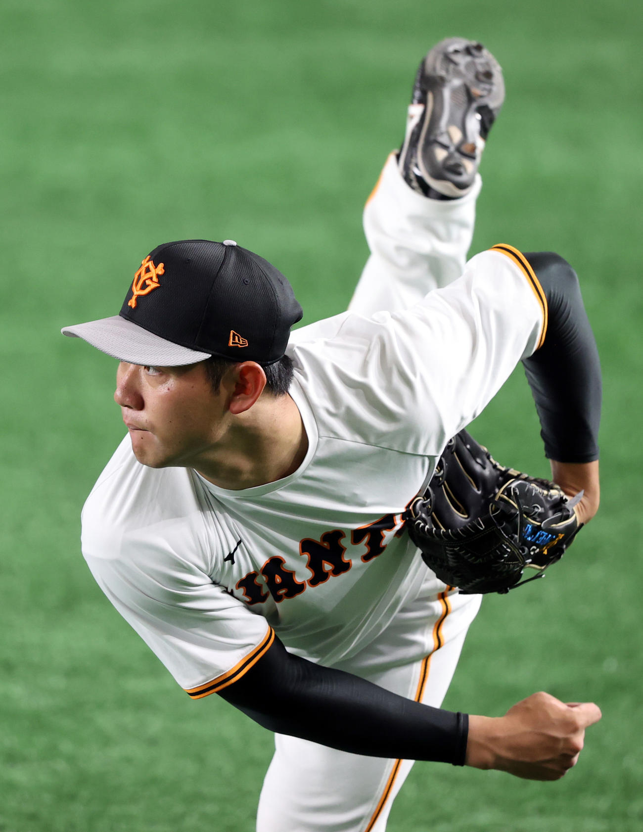 巨人対阪神　試合前の練習でキャッチボールをする平内（撮影・狩俣裕三）