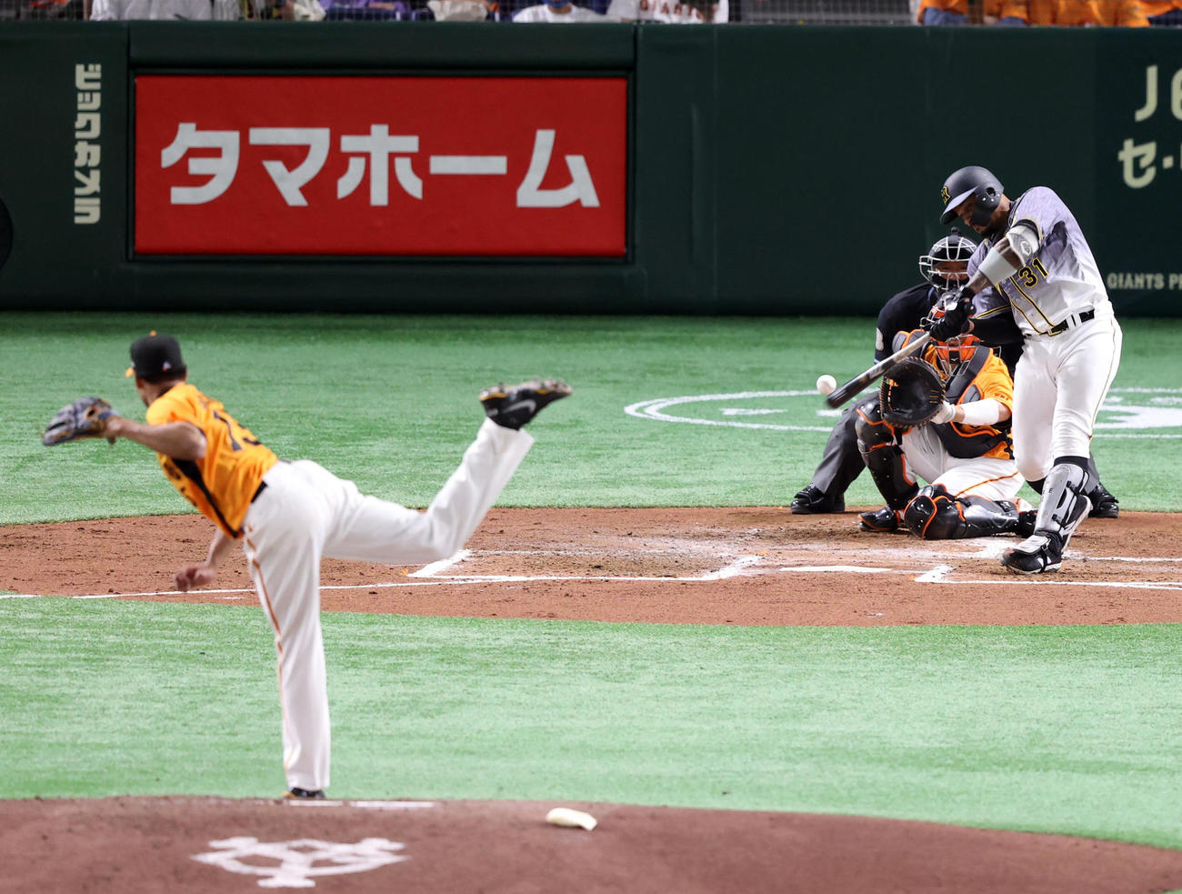 巨人対阪神　3回表阪神無死一塁、2点本塁打を放つマルテ。投手サンチェス（撮影・狩俣裕三）