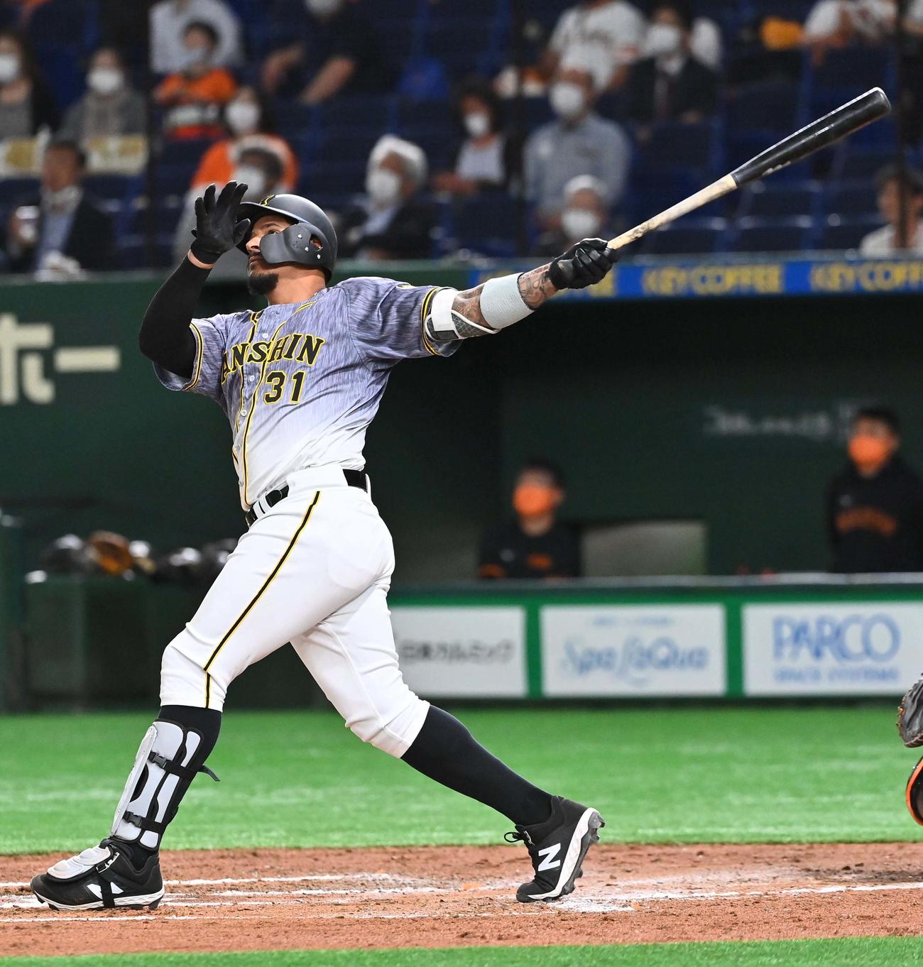 巨人対阪神　3回表阪神無死一塁、マルテは左越え2点本塁打を放つ（撮影・上田博志）