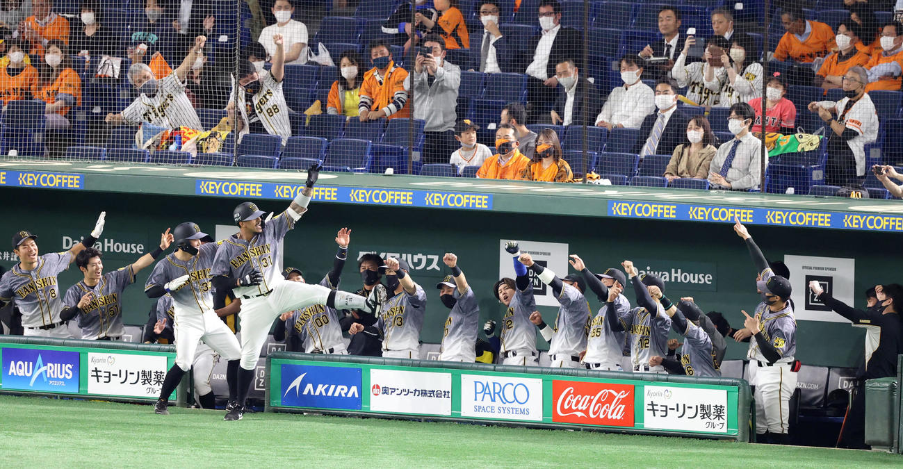 巨人対阪神　3回表阪神無死一塁、2点本塁打を放ち、ベンチのチームメートといっしょにポーズを決めるマルテ（手前）（撮影・狩俣裕三）