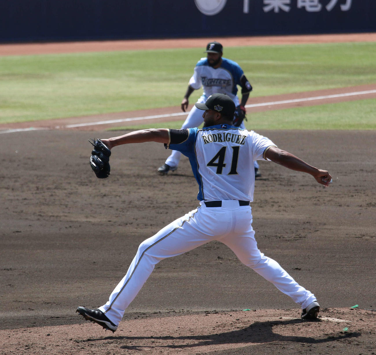 隔離期間が明けた日本ハムB・ロドリゲス投手が2軍紅白戦で登板（後方はR・ロドリゲス）（撮影・木下大輔）