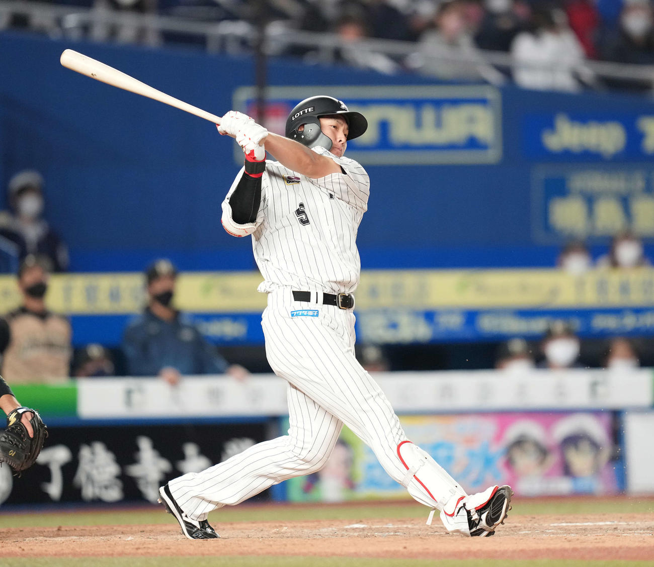 ロッテ対日本ハム　3回裏ロッテ＝1死一、二塁、右前適時打を放つ安田（撮影・鈴木みどり）