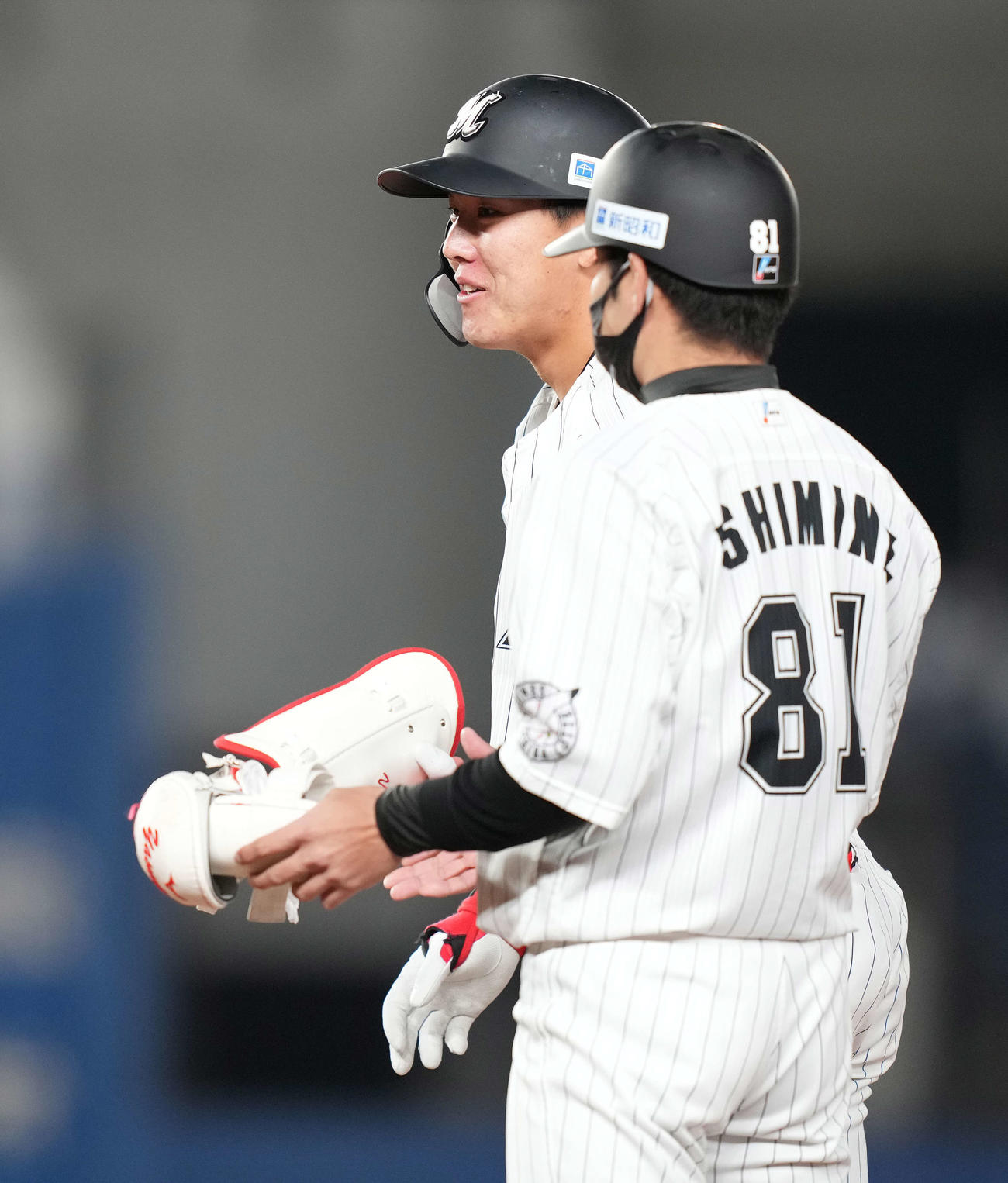 ロッテ対日本ハム　3回裏ロッテ＝1死一、二塁、右前適時打を放った安田（左）は塁上で笑顔（撮影・鈴木みどり）