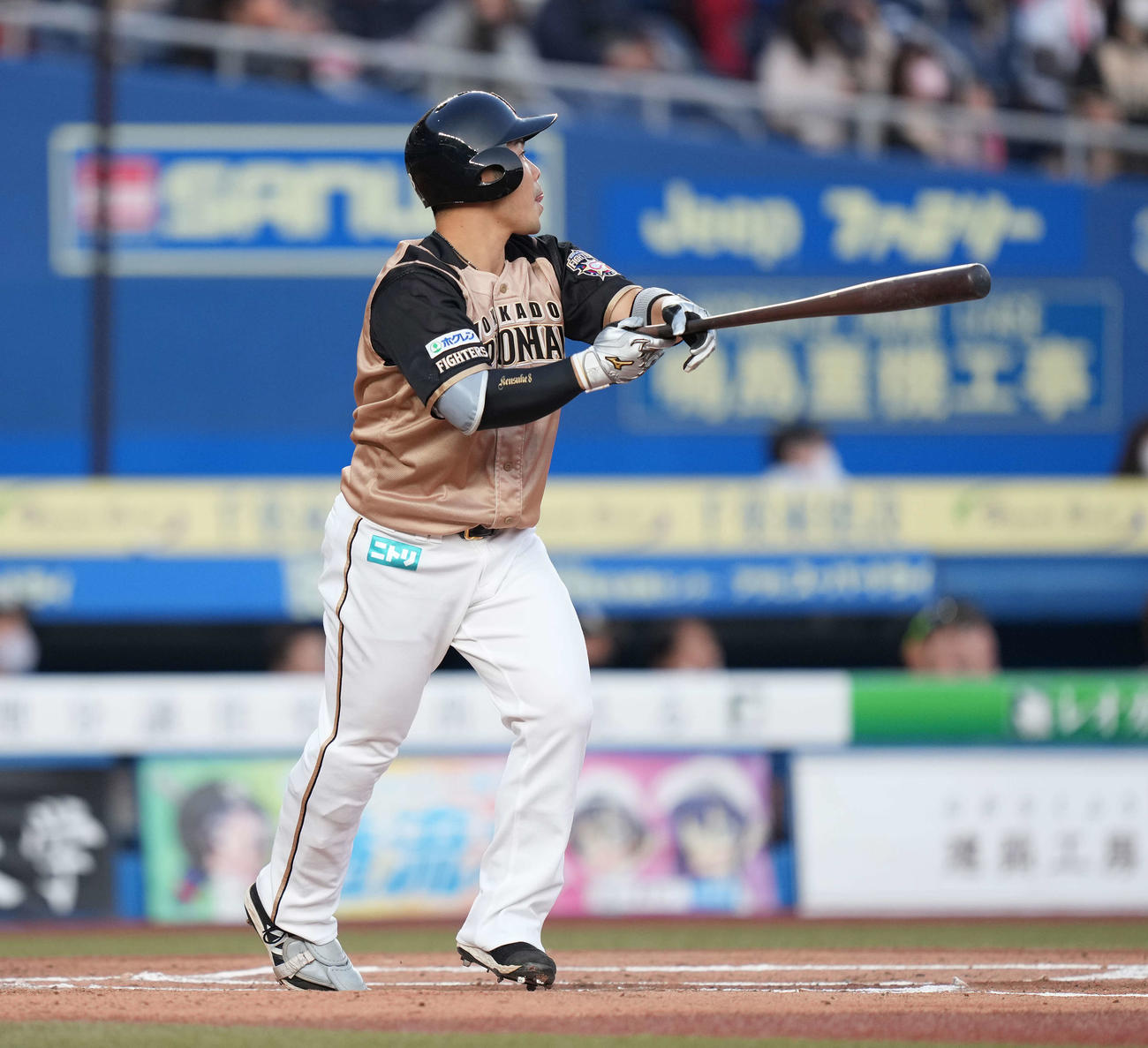 ロッテ対日本ハム　1回表日本ハム1死一塁、左越え2点本塁打を放つ近藤（撮影・鈴木みどり）
