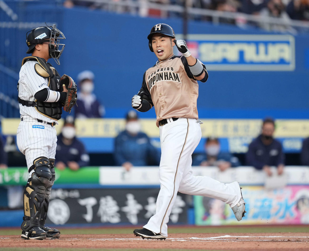 ロッテ対日本ハム　1回表日本ハム1死一塁、左越え2点本塁打を放ち生還する近藤（撮影・鈴木みどり）