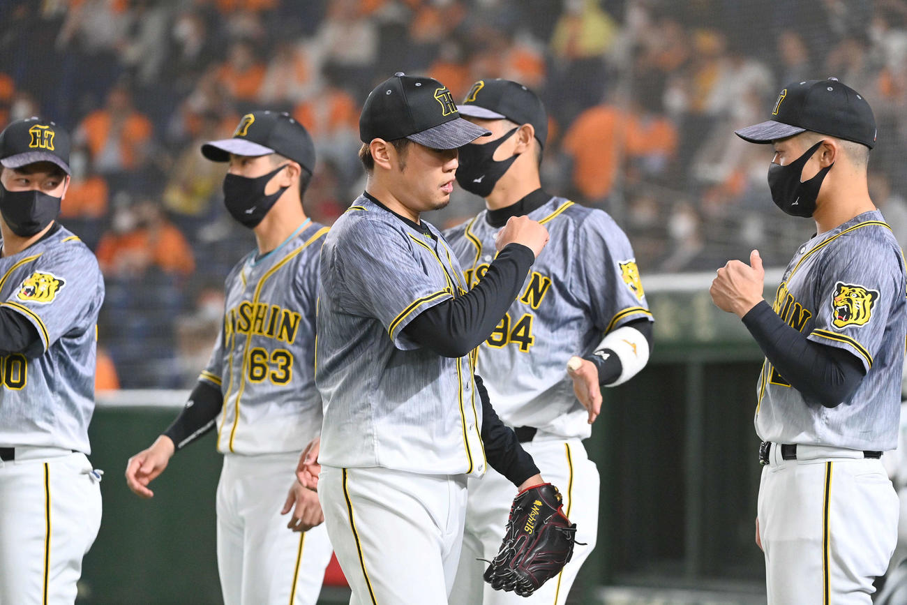 巨人対阪神　5回4失点で降板する西勇（撮影・上田博志）