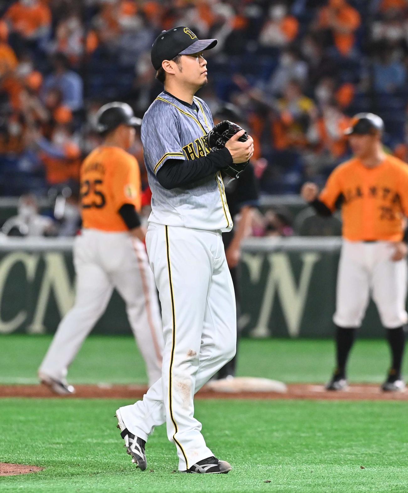 巨人対阪神　3回裏巨人2死二塁、岡本和真（左）に中前適時打を浴びる西勇（撮影・上田博志）