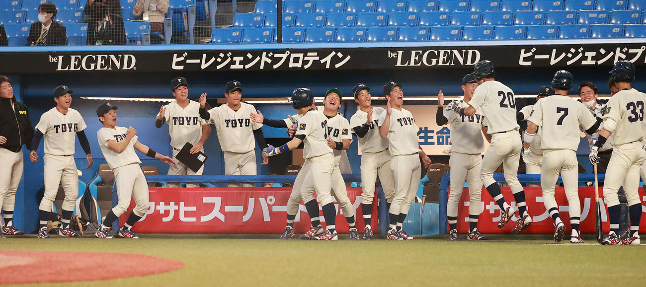 中大対東洋大　5回裏東洋大2死満塁、橋本吏（手前左から2人目）の中越え満塁ランニング本塁打に盛り上がる東洋大の選手たち（撮影・野上伸悟）