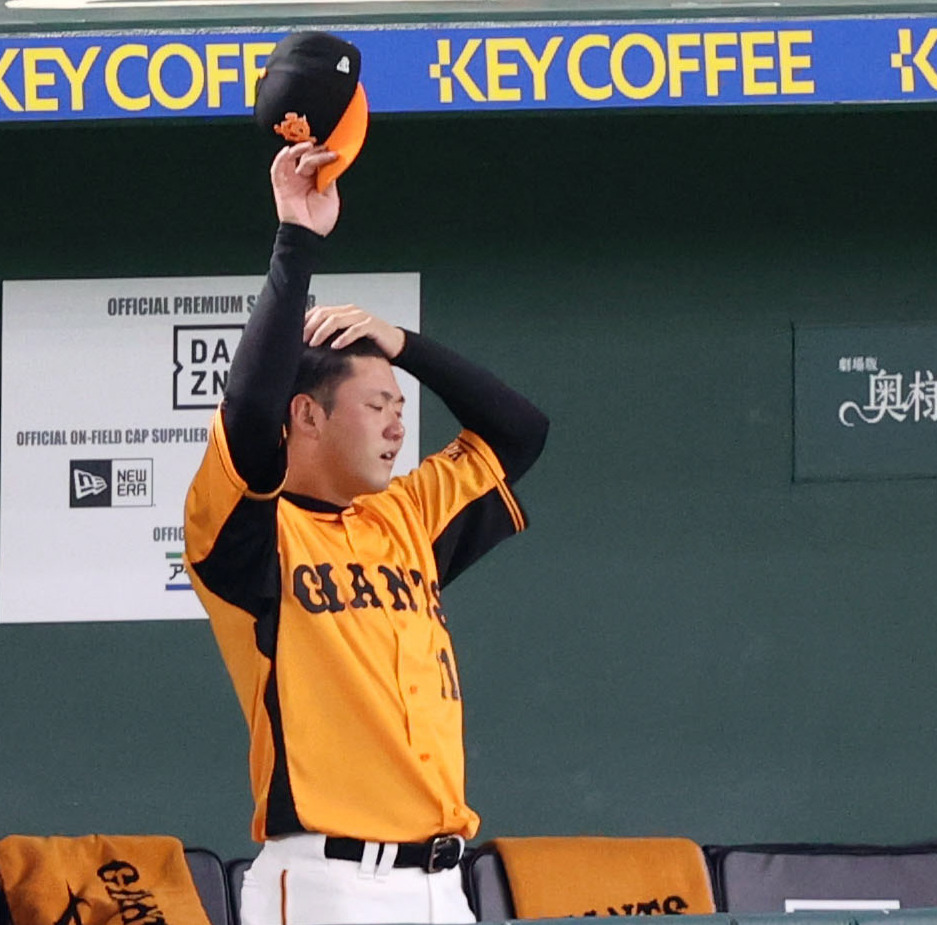 巨人対阪神　6回表途中、降板し、ベンチで悔しがる平内（撮影・狩俣裕三）
