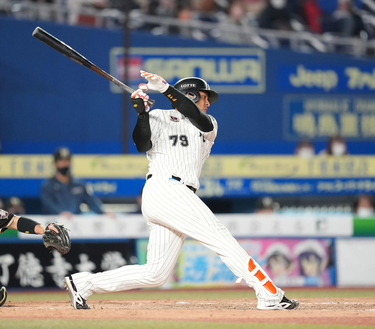 ロッテ対日本ハム　5回裏ロッテ無死一、二塁、右前適時打を放つマーティン（撮影・鈴木みどり）