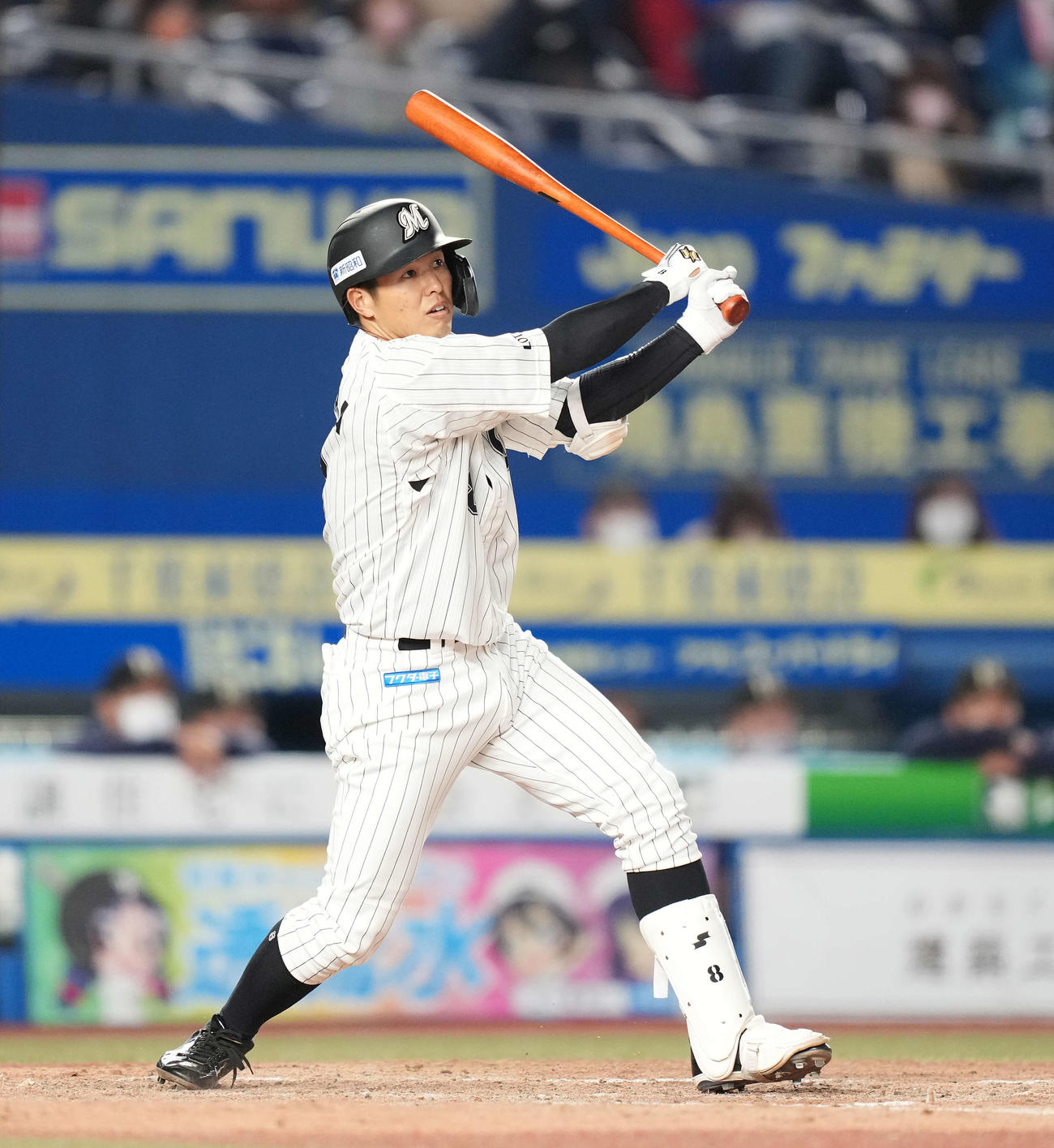 ロッテ対日本ハム　5回裏ロッテ無死一、三塁、右犠飛を放つ中村奨（撮影・鈴木みどり）