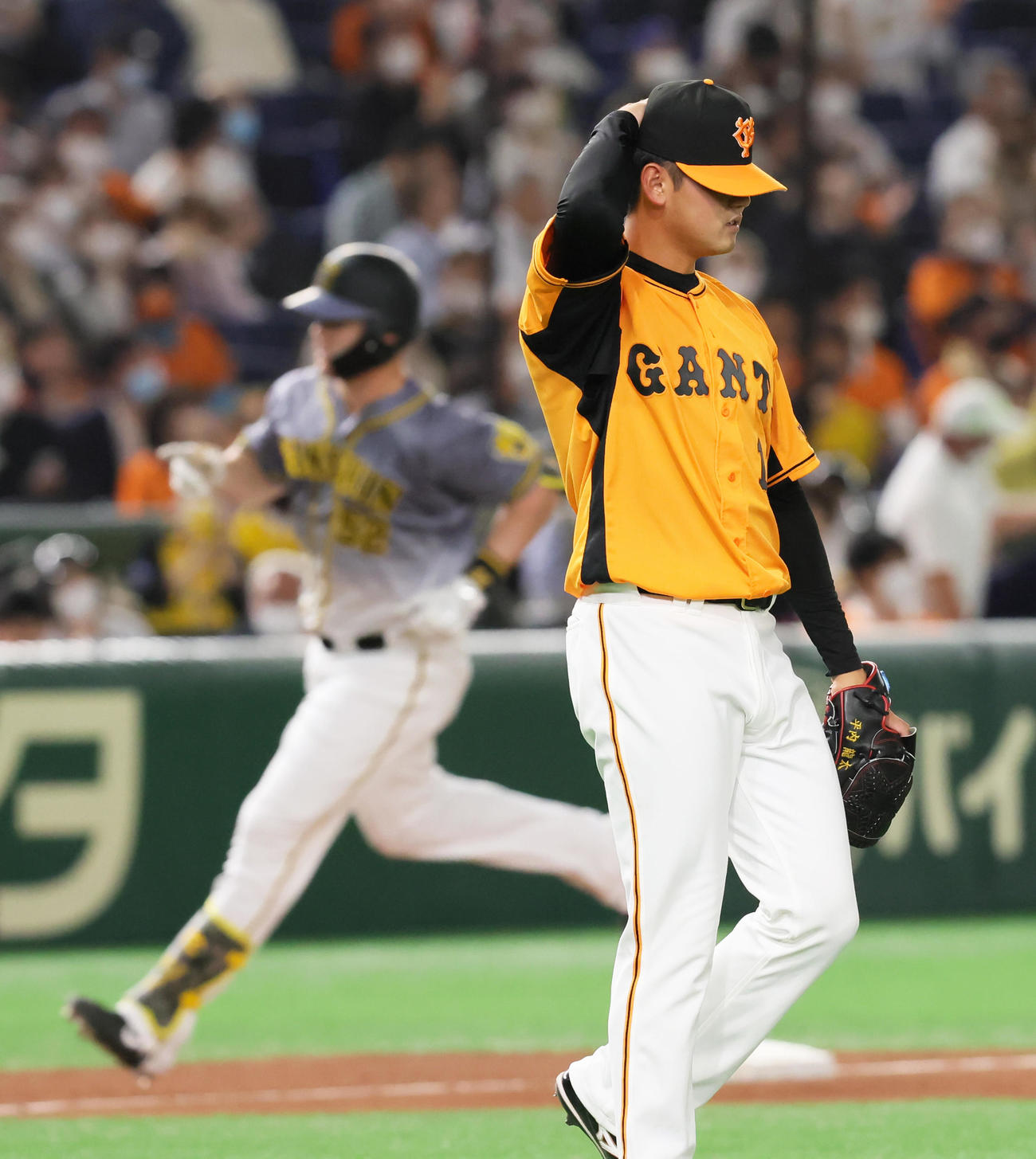 巨人対阪神　6回表阪神無死、サンズ（後方）に本塁打を浴びた平内（撮影・足立雅史）