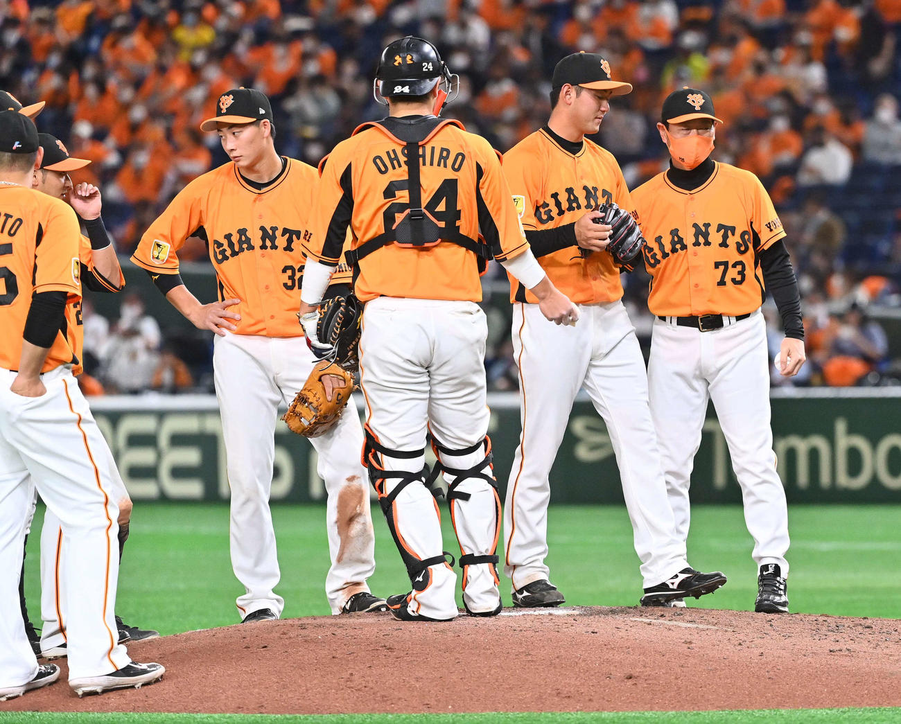巨人対阪神　6回、桑田真澄コーチ（右）にうながされ降板する平内（右から2人目）（撮影・上田博志）