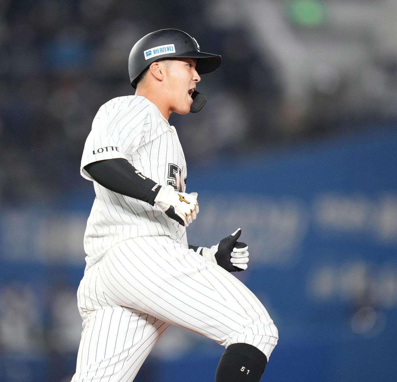 ロッテ対日本ハム　8回裏ロッテ無死、右越えソロ本塁打を放ちほえる山口（撮影・鈴木みどり）
