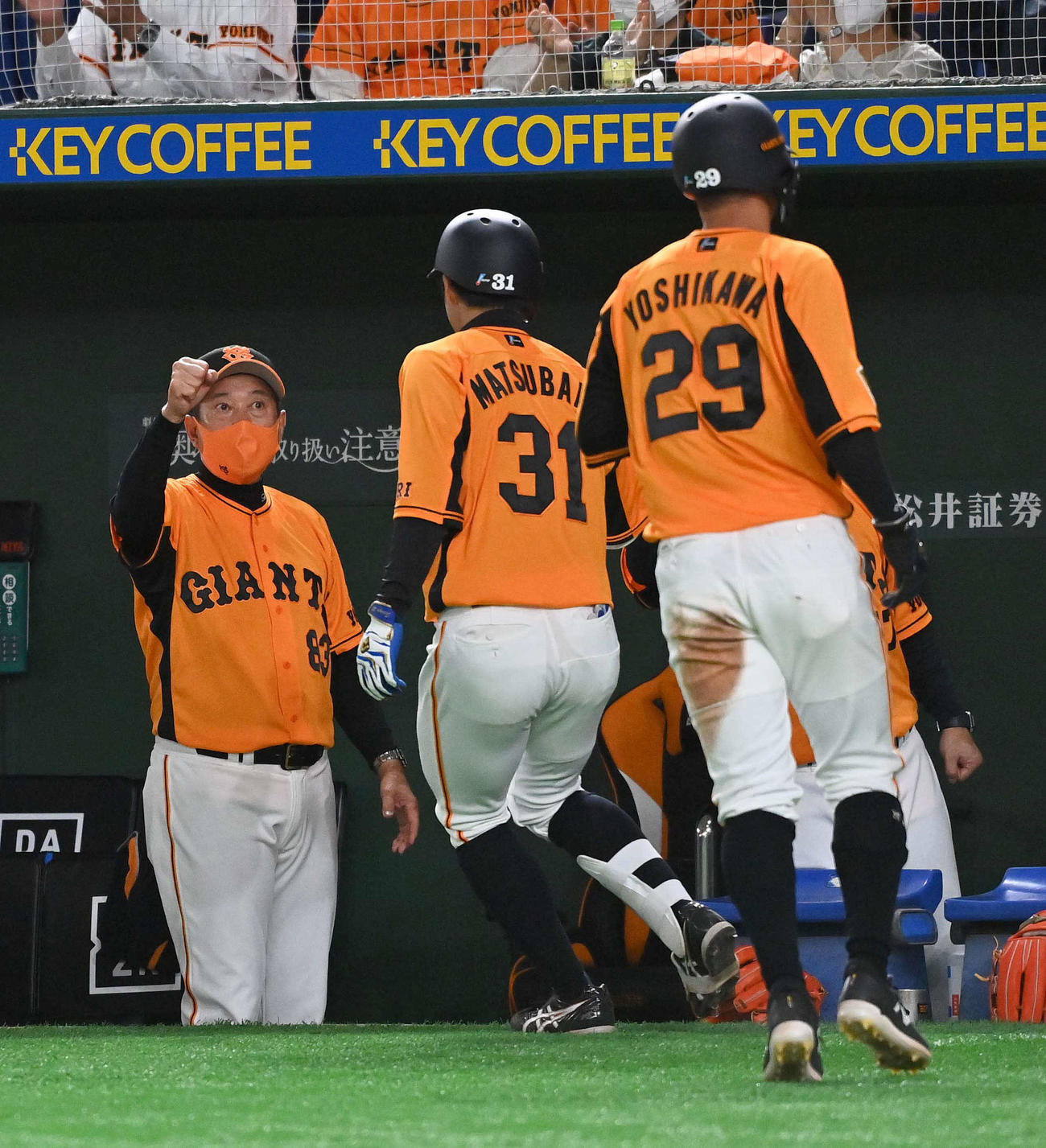巨人対阪神　3回裏巨人1死二塁、原辰徳監督（左）は右越え2点本塁打を放った松原聖弥（中央）をベンチで出迎える（撮影・上田博志）