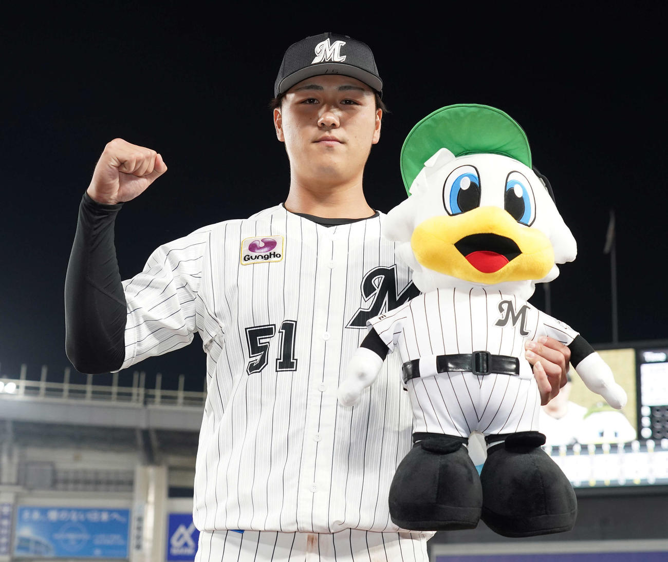 ロッテ対日本ハム　ヒーローインタビュー後、ガッツポーズするロッテ山口（撮影・鈴木みどり）