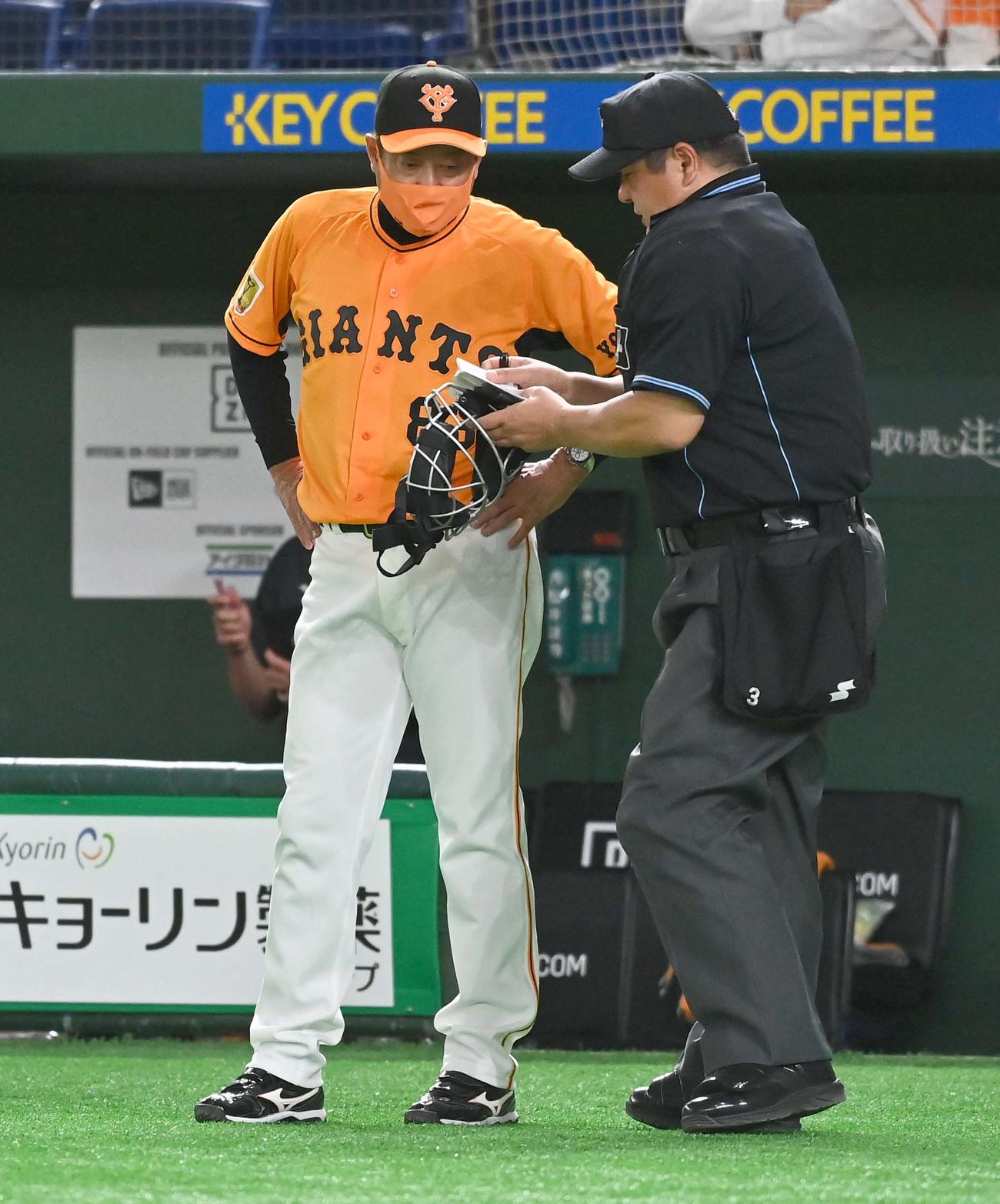 巨人対阪神　選手交代を告げる原辰徳監督（撮影・上田博志）