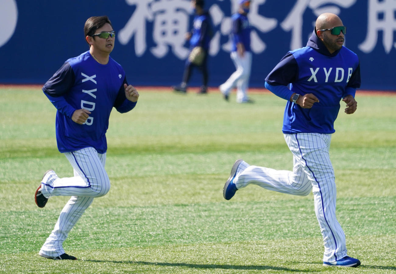 DeNA対中日　1軍に合流したDeNAエスコバー（右）。左は山崎（撮影・横山健太）