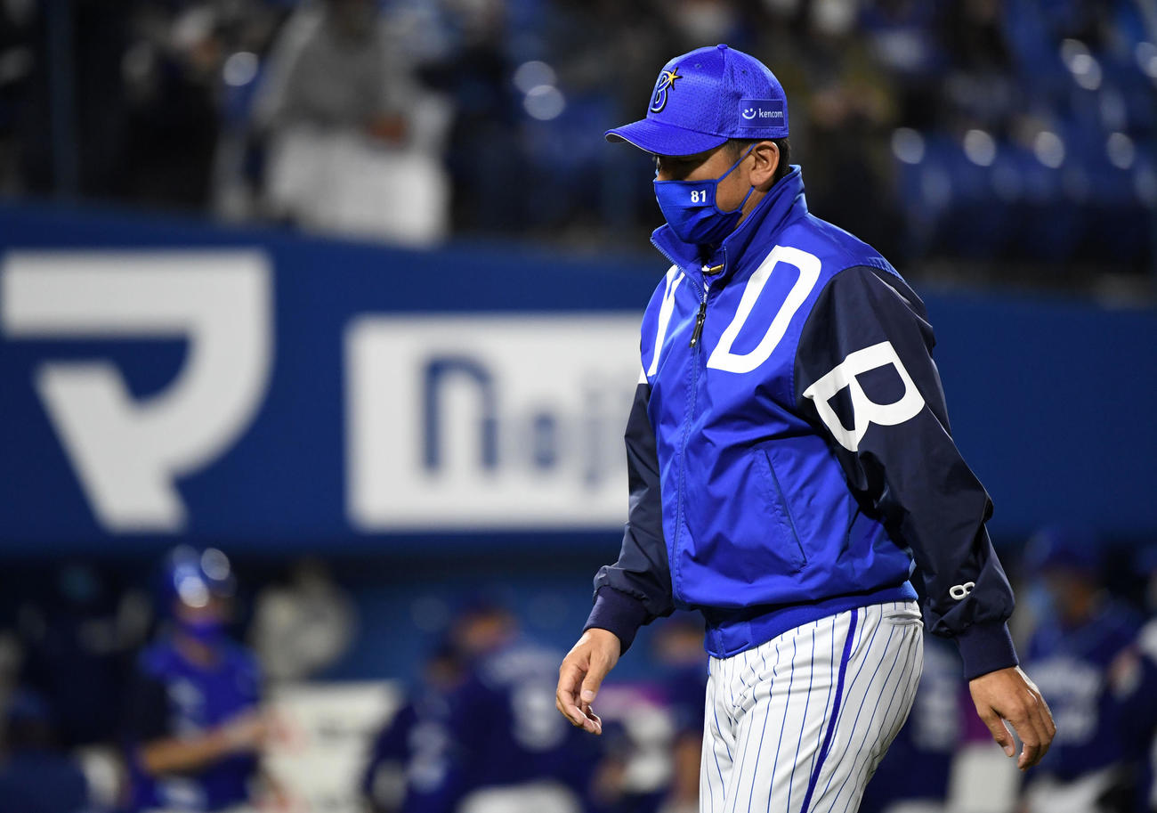 DeNA対中日　試合を終え引き揚げるDeNA三浦監督（撮影・横山健太）