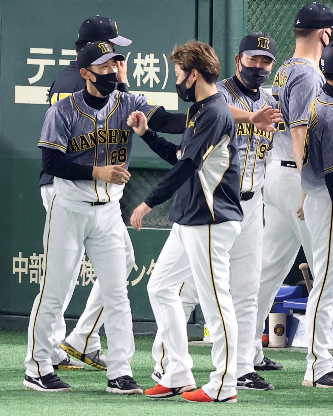 巨人対阪神　試合後、西勇（右）をねぎらう矢野監督（撮影・狩俣裕三）