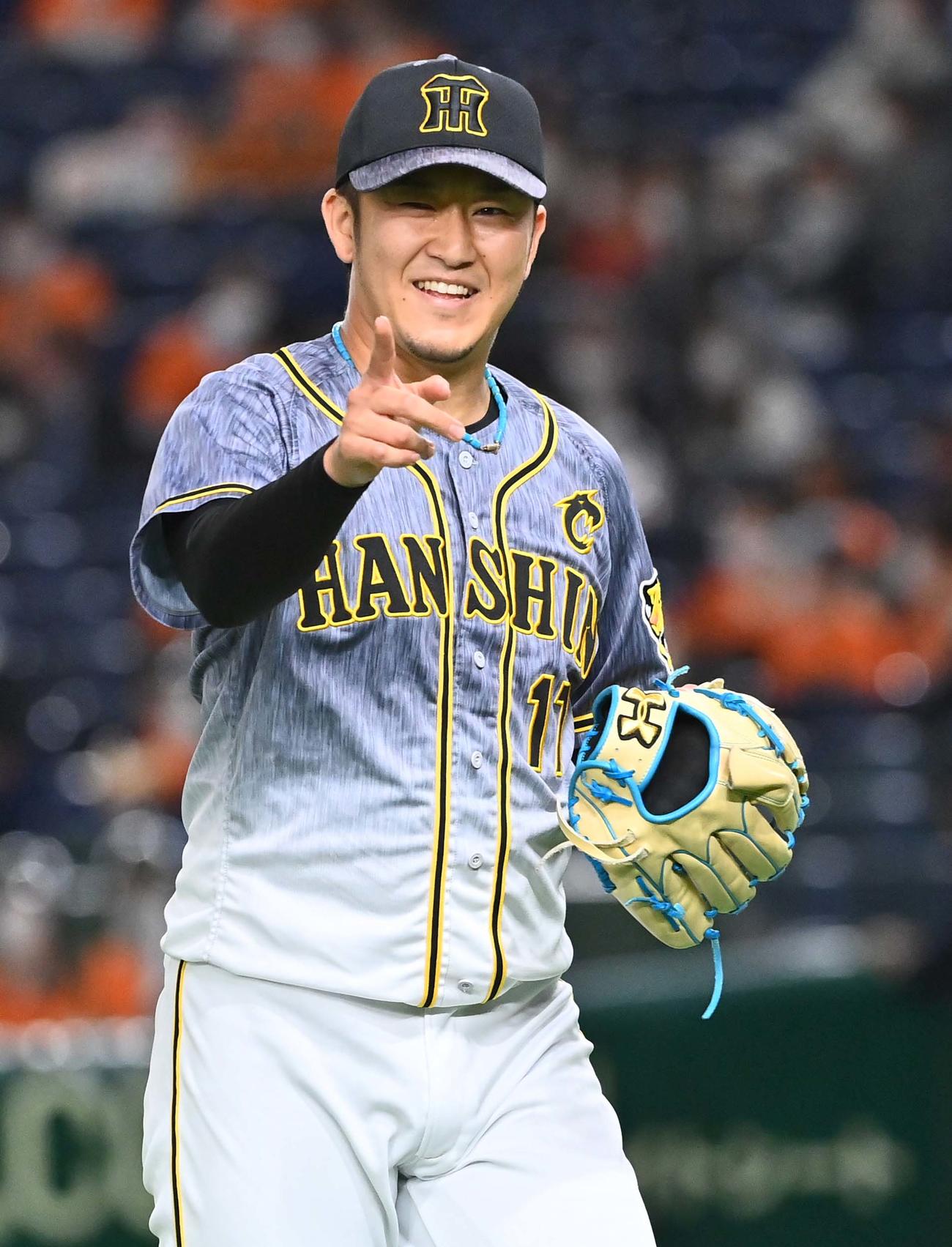 巨人対阪神　阪神2番手で登板する岩貞は6回を無失点に抑え笑顔を見せる（撮影・上田博志）