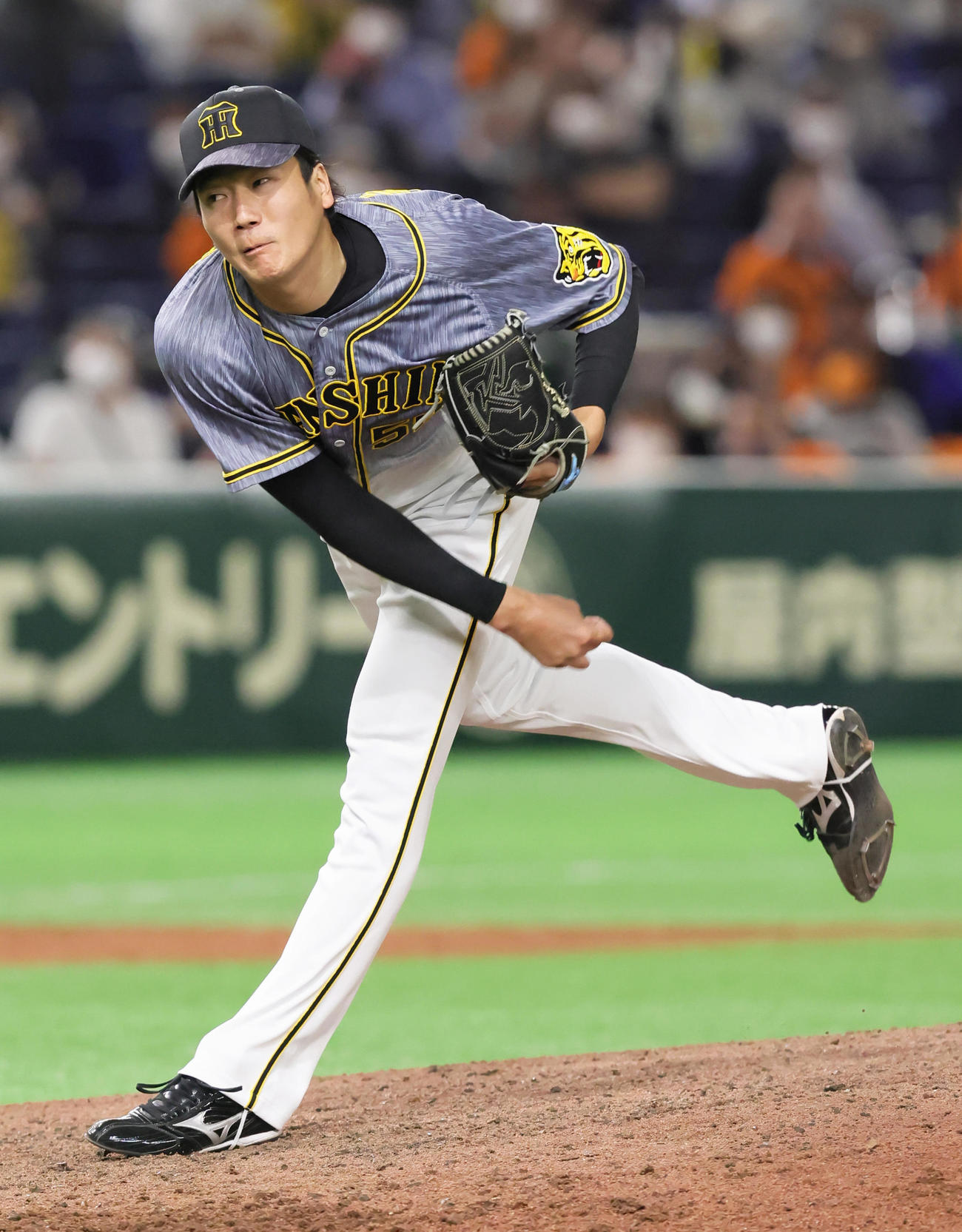 巨人対阪神　阪神3番手の小林（撮影・足立雅史）