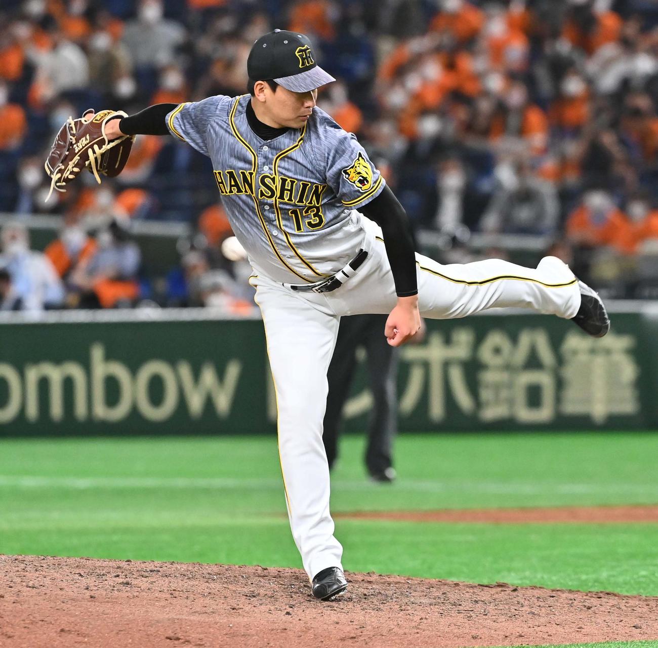 巨人対阪神　阪神4番手の岩崎（撮影・上田博志）