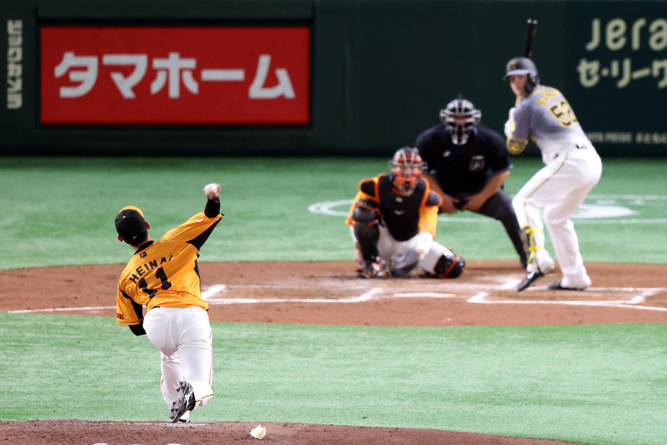 巨人対阪神　3回表阪神無死、サンチェスに代わって登板し、プロ初球を投げる平内。打者サンズ（撮影・狩俣裕三）