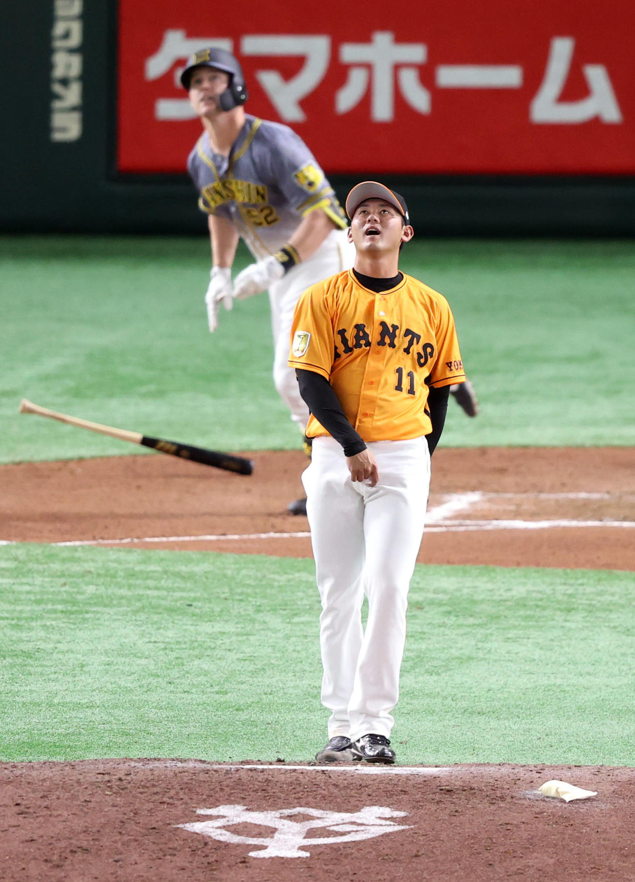 巨人対阪神　6回表阪神無死、サンズにソロ本塁打を打たれる平内（撮影・狩俣裕三）