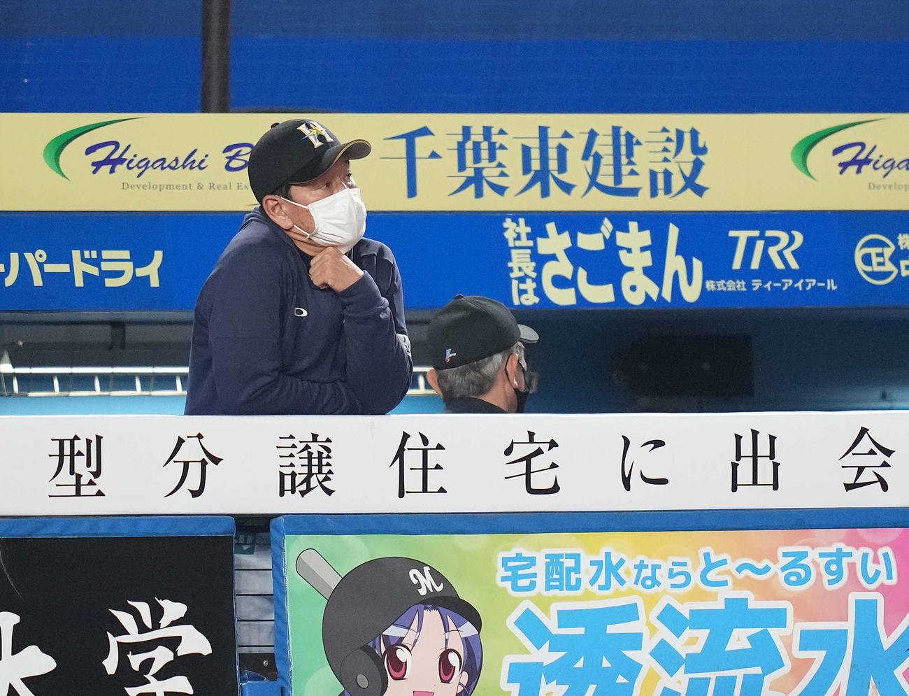 ロッテ対日本ハム　8回裏に4点を失い、ぼうぜんとする日本ハム栗山監督（撮影・鈴木みどり）