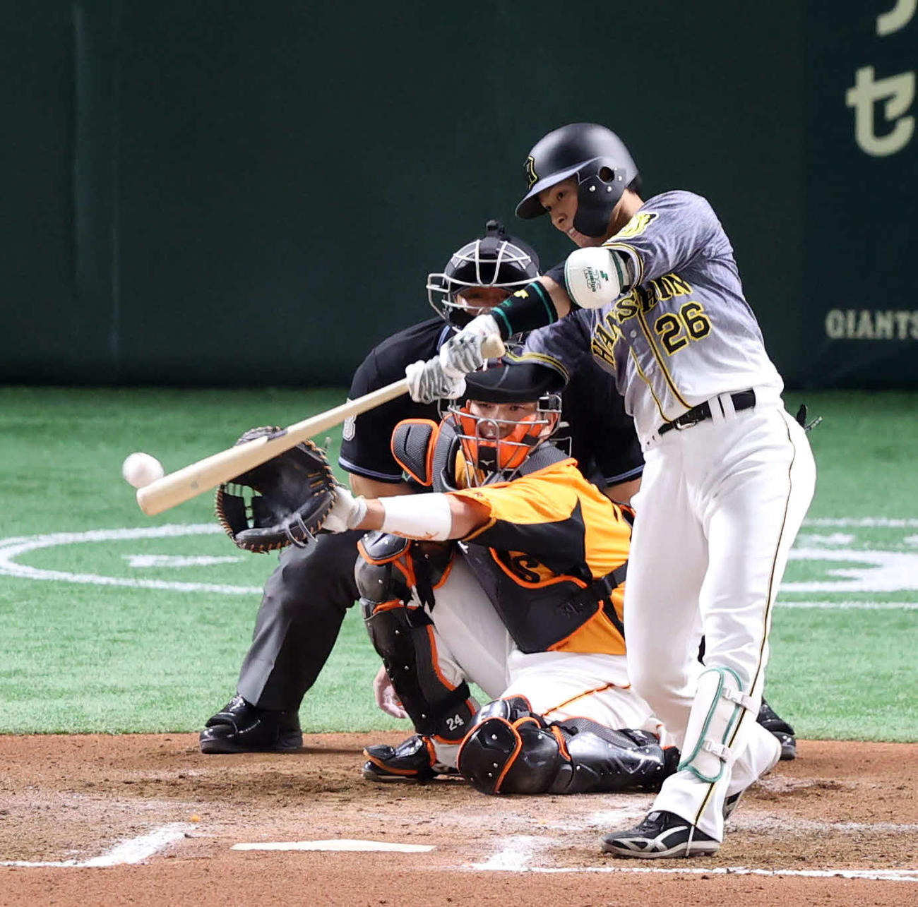 巨人対阪神　6回表阪神2死一塁、右前打を放つ代打北條（撮影・狩俣裕三）